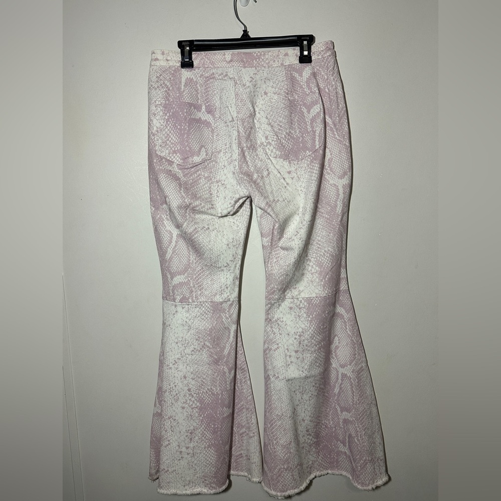 Peach Love The Ellen Bell Bottom FIare Ivory Lilac Snake Print Pants Large - Picture 4 of 8